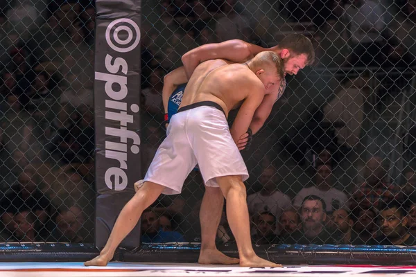 MMA gevecht tussen Oliver Enkamp vs Frodi Hansen op Superior Chal — Stockfoto