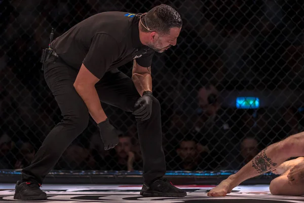 Juez de lucha de la MMA en Eriksdalshallen en Estocolmo — Foto de Stock