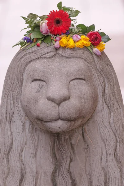 Квіти на голову бетонні Лев на Drottninggatan після — стокове фото