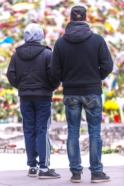 People mourning in front of the flowerbed at Sergels torg after — Stock Photo, Image