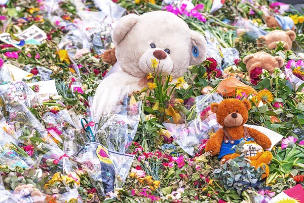 Teddybears no canteiro de flores em Sergels torg após o terror att — Fotografia de Stock