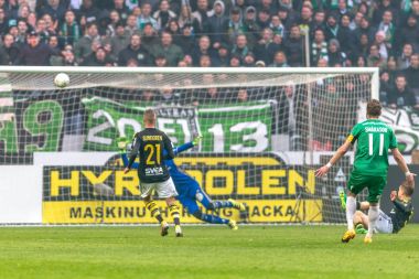 AIK kaleci Oscar Linner derby maçında AIK arasında atlar. 