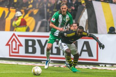 Bjorn Paulsen ve eray Goitom AIK arasında derby maçında ve