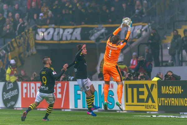 Goalkeeper Ogmundur Kristinsson catches the ball at the derby ga — Stock Photo, Image