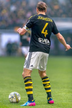 Kaptan Nils Johansson arasında derby maçında topla 