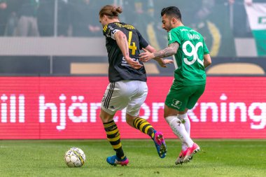 Nils Johansson AIK arasında derby maçında Hamad tarafından kovalanan bir