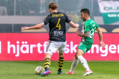 Nils Johansson AIK arasında derby maçında Hamad tarafından kovalanan bir