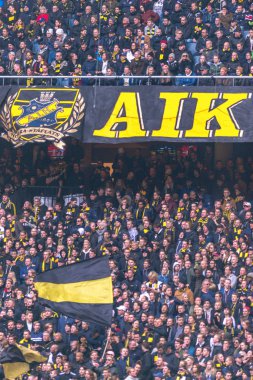 AIK destekçileri arasında AIK ve Hammarby If, derby maçında