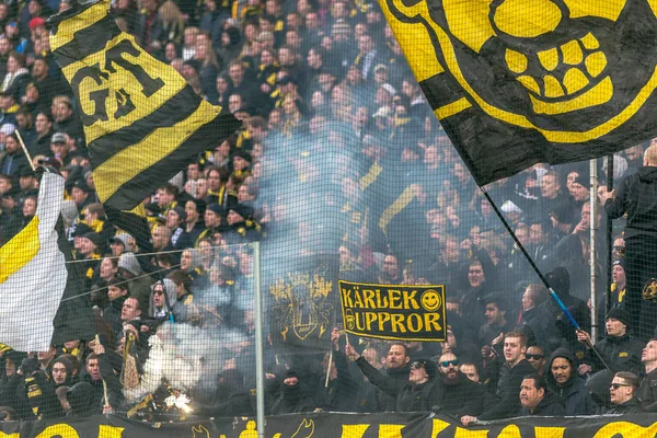 AIK fanoušky na derby zápas mezi Aik a Hammarby If na n — Stock fotografie