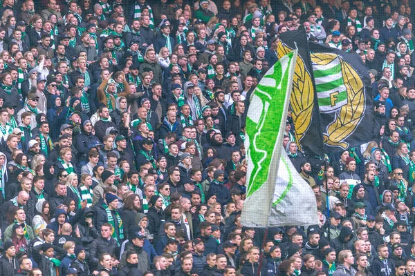 Tifosi di Hammarby alla partita di derby tra AIK e Hammarby IF a — Foto Stock