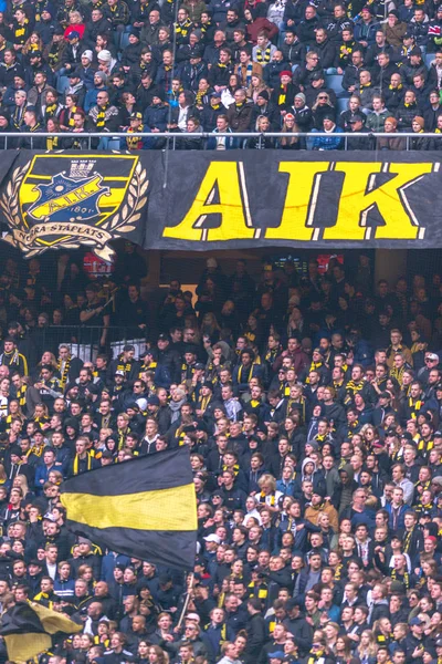 Apoiantes AIK no derby match entre AIK e Hammarby IF em — Fotografia de Stock
