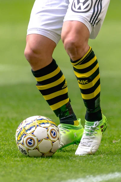 Piernas y pies de un jugador de AIK en el partido de derby entre AIK y —  Fotos de Stock