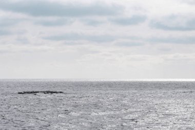 Parçalı Bulutlu ve lowcolor adlı küçük adacıkları ile deniz kıyısı 