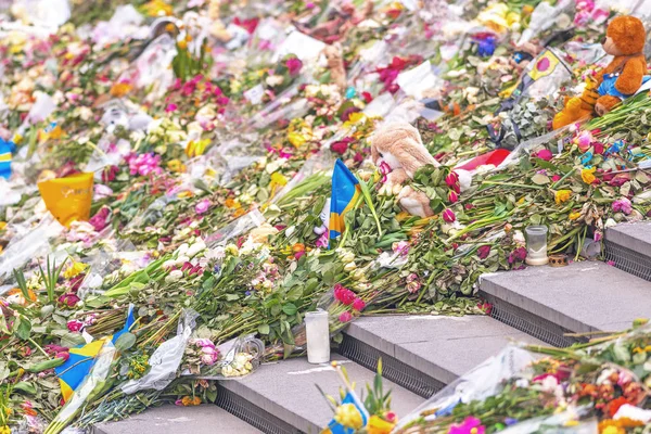 テロ att 後セルゲルの花壇でテディベア — ストック写真