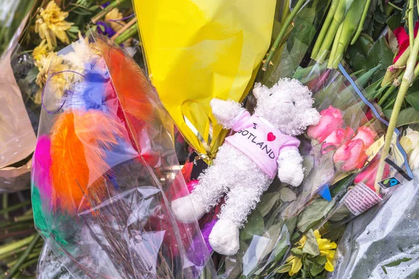 Teddybear no canteiro de flores em Sergels torg após o atta terror — Fotografia de Stock