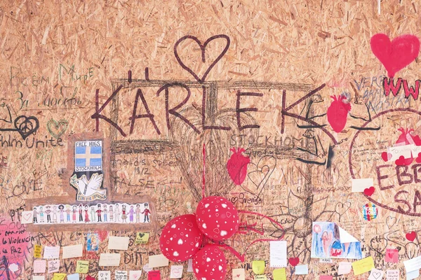 Napisał znaki mówiąc miłości w języku szwedzkim w Drottninggatan po ataku terrorystycznego — Zdjęcie stockowe