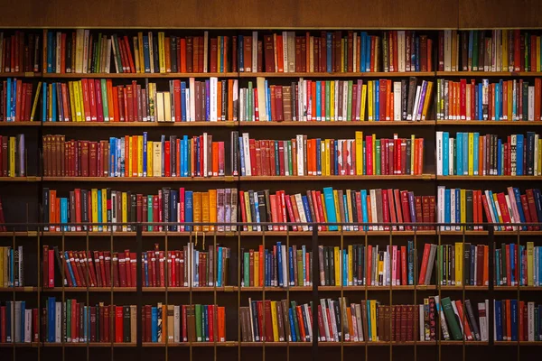 Colorful wall of books on the shelfs at the rotunda in Stockholm — Stock Photo, Image