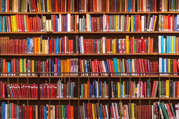 Stockholm Stadsbib rotunda, raflarda kitapların duvar