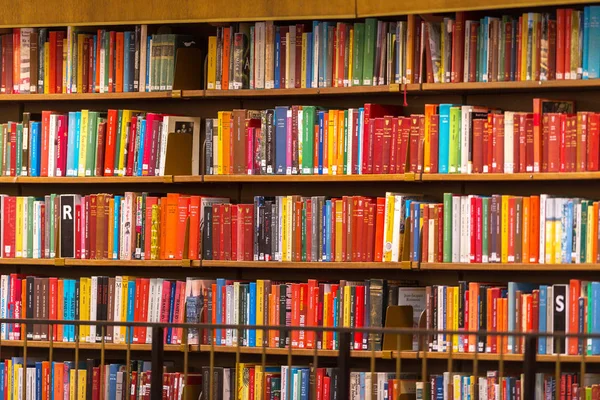 Muro di libri sugli scaffali della rotonda di Stoccolma Stadsbib — Foto Stock