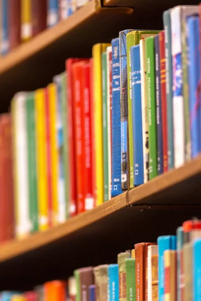 Bücher in den Regalen mit geringer Schärfentiefe in der Rotunde i — Stockfoto