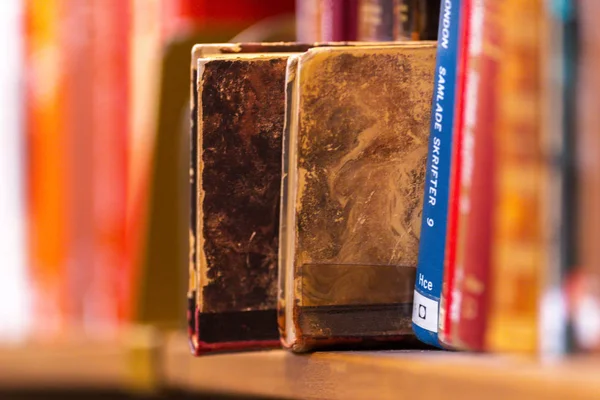 Alte Bücher in den Regalen mit flacher Schärfentiefe am Kreisel — Stockfoto