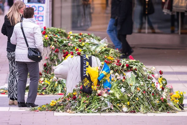 Flores na cabeça de um leão de concreto em Drottninggatan — Fotografia de Stock