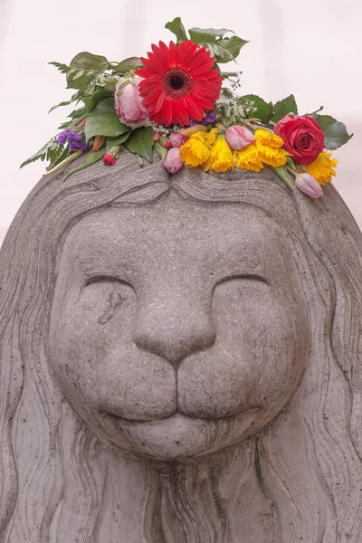 Квіти на голову бетонні Лев на Drottninggatan — стокове фото