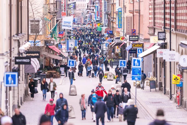 Blick auf die Drottninggatan voller Menschen beim Einkaufen — Stockfoto