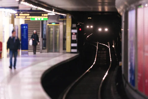 Поезд метро, прибывающий на станцию метро Odenplan — стоковое фото