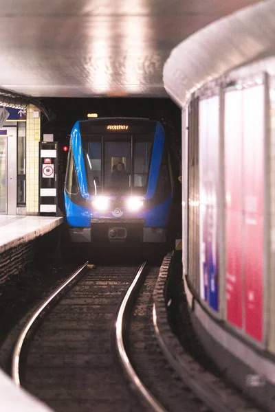 Subway train arriving to Odenplan subway station — Stock Photo, Image