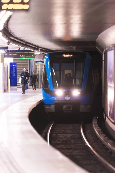 Subway train arriving to Odenplan subway station — Stock Photo, Image
