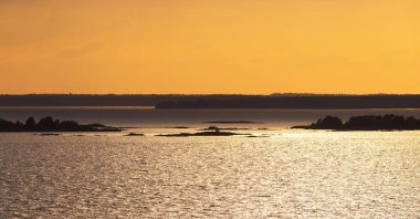 Panoramik turuncu günbatımı sırasında İsveç adalar
