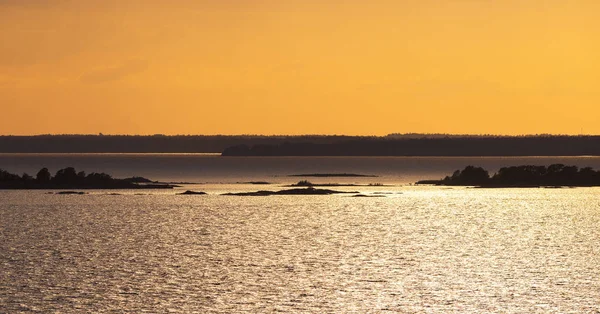 Vista panorâmica em laranja do arquipélago sueco durante o pôr do sol — Fotografia de Stock