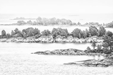 Adalar içinde kaybolan gerçek siyah beyaz versiyonu