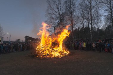 Bahar ya da Valborg Lida, kutlama sırasında bir f ile akşam