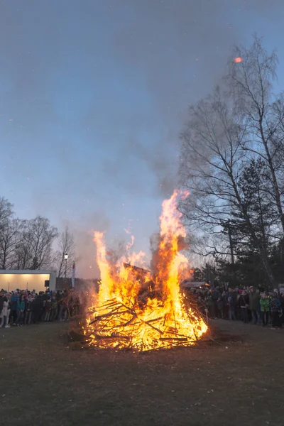 Celebración de la primavera o Valborg en Lida durante la noche con una f — Foto de Stock