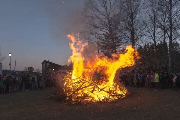 Celebración de la primavera o Valborg en Lida durante la noche con una f — Foto de Stock