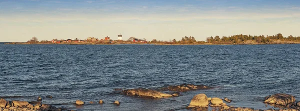 As daylight ends yielding to evening, lighthouse at panoramic su — Stock Photo, Image