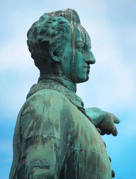Bronzestatue von karl xii im kungstradgarden in stockholm — Stockfoto