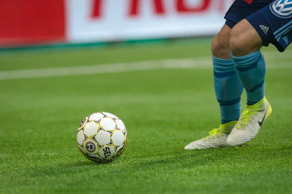 Football et jambes d'un footballeur lors du match entre Djurgar — Photo