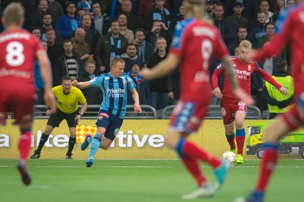 Henrik Bjordal jagade av en Dif-spelare i matchen mellan Djurg — Stockfoto
