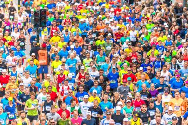 Stokholm Maratonu mutlu insanlar ile renkli Başlat