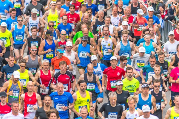 Färgglad start av Stockholm Marathon med glada människor — Stockfoto