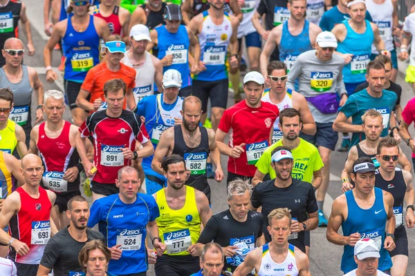 Início colorido da Maratona de Estocolmo com pessoas felizes — Fotografia de Stock