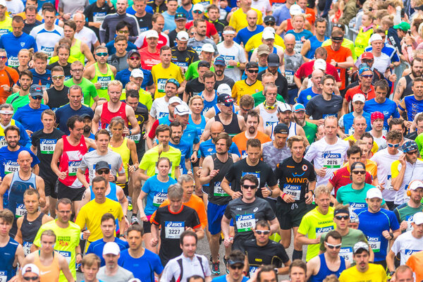 Красочное начало Стокгольмского марафона со счастливыми людьми
