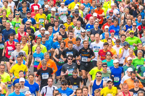 Colorido comienzo de la Maratón de Estocolmo con gente feliz — Foto de Stock