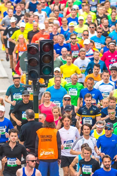 Colorido comienzo de la Maratón de Estocolmo con gente feliz — Foto de Stock