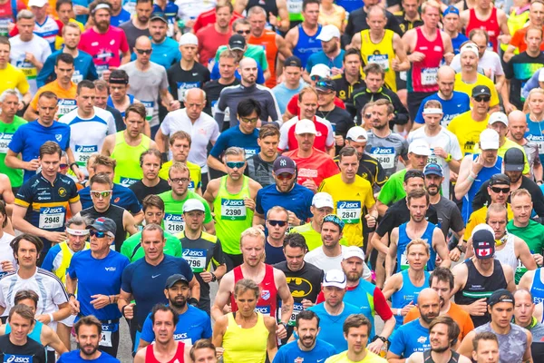 Início colorido da Maratona de Estocolmo com pessoas felizes — Fotografia de Stock
