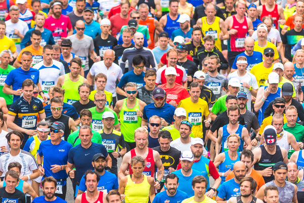 Красочное начало Стокгольмского марафона со счастливыми людьми
