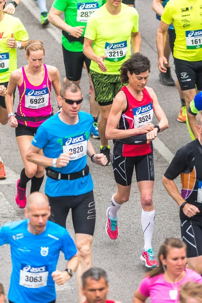 Début coloré du marathon de Stockholm avec des gens heureux — Photo